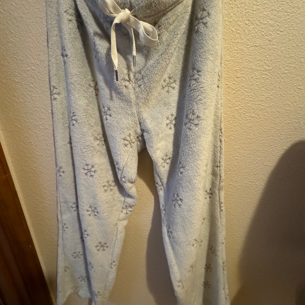 Dylan Pearl Gray Cozy Drawstring Lounge Pants with Snowflake Design-NWT - Picture 3 of 4